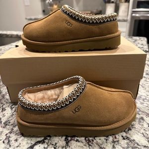 NEW IN BOX Ugg Size 6 Tasmans